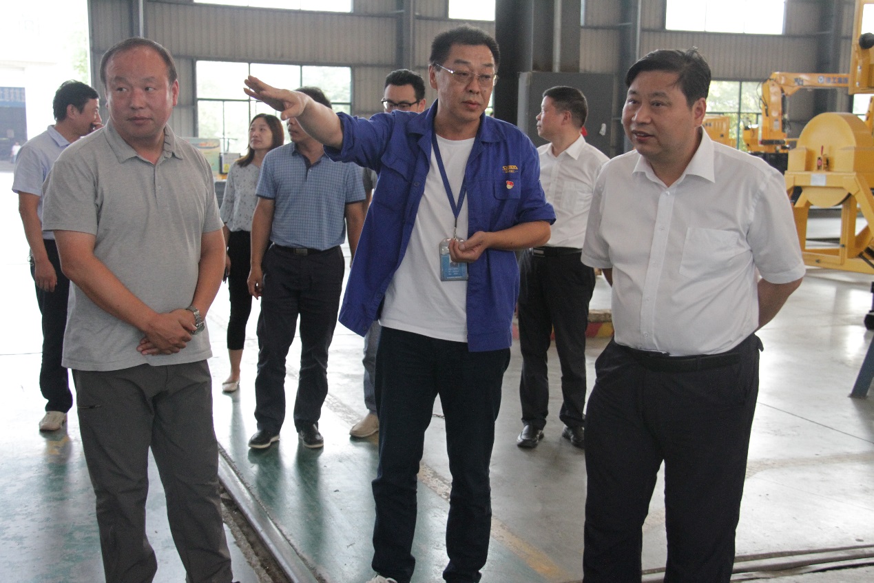 襄阳市银保监分局调研小组一行莅临BANDAO.COM重工展开实地调研